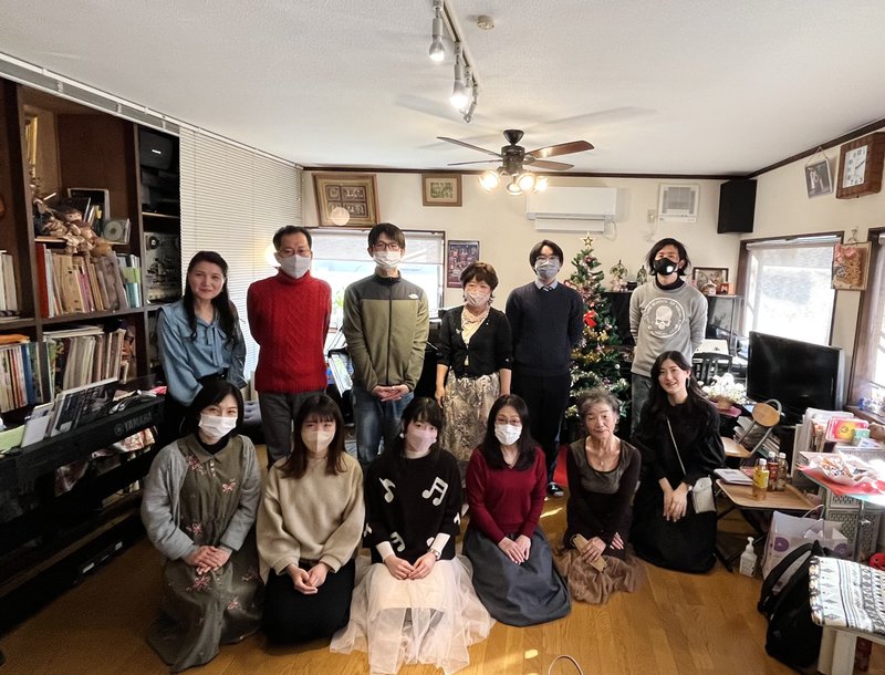 教室での集合写真。生徒さん・保護者・講師が集まる和やかな雰囲気